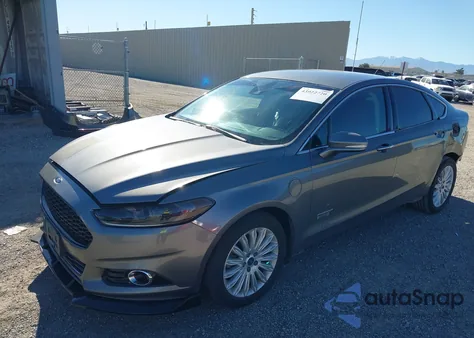 2014 Ford Fusion Energi Titanium z USA, uszkodzony, nr VIN 3FA6P0SU1ER337439